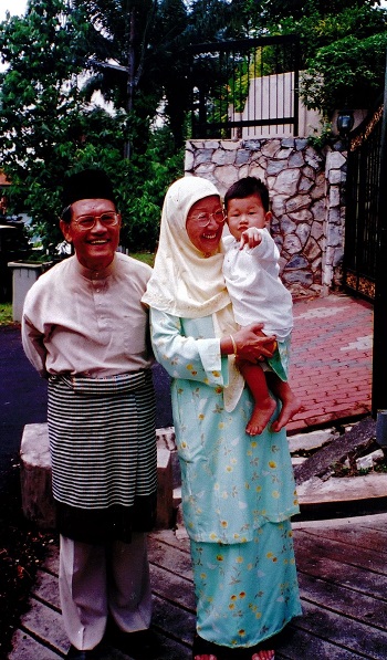 Dato-with-Datin-and-Grandson.jpg
