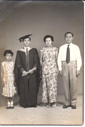 honours-degree-with-sister-and-family.jpg