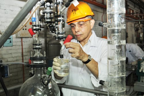 2014-Investigating-newly-synthesized-in-the-Pilot-Lab-at-Chemical-Engineering-Dept-UM.jpg